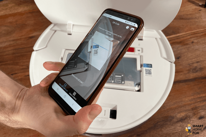 Der QR-Code des Yeedi Vac Hybrid wird mit einem Handy abgescannt